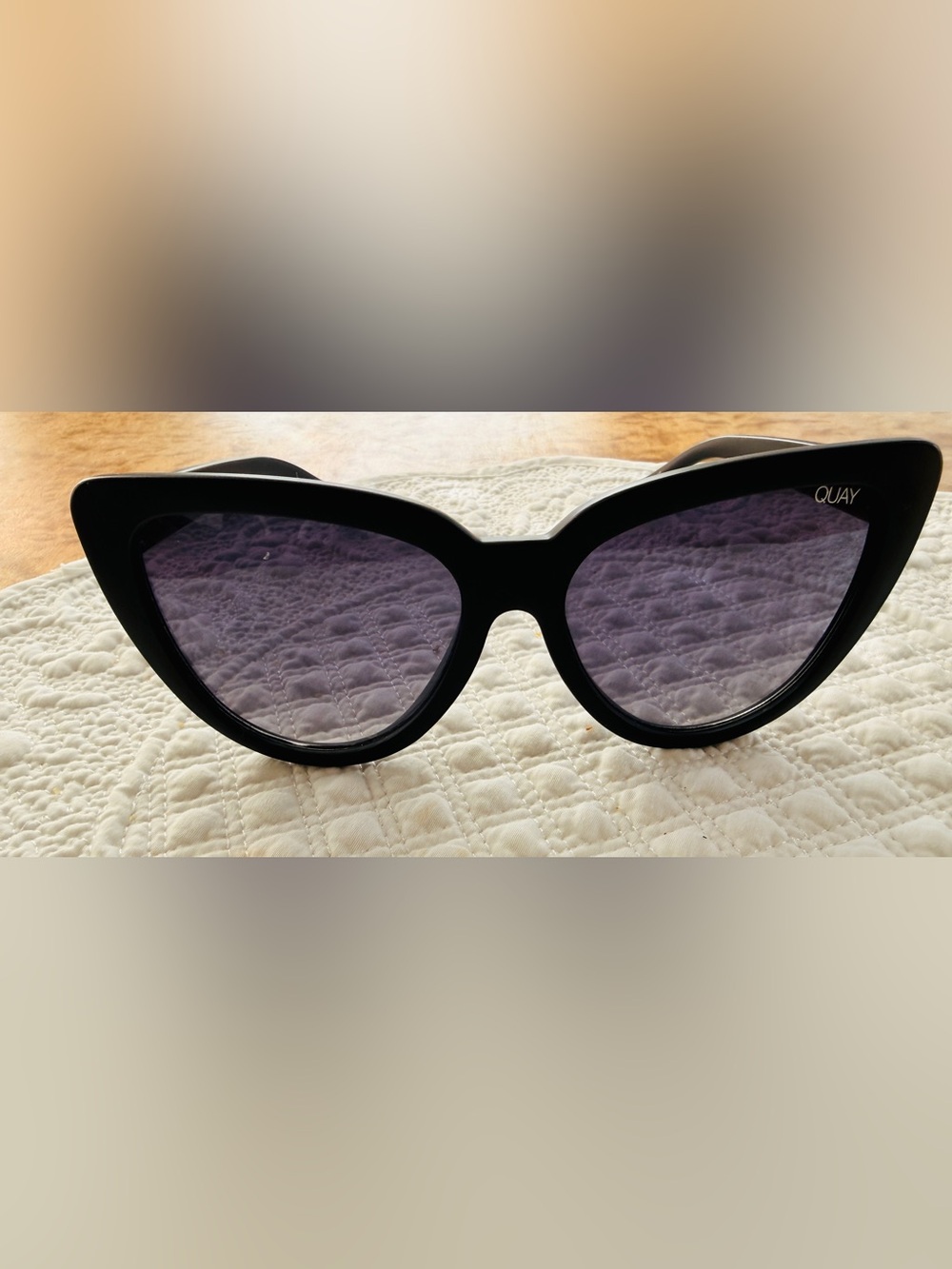 QUAY Stray Cat Black Sunglasses
